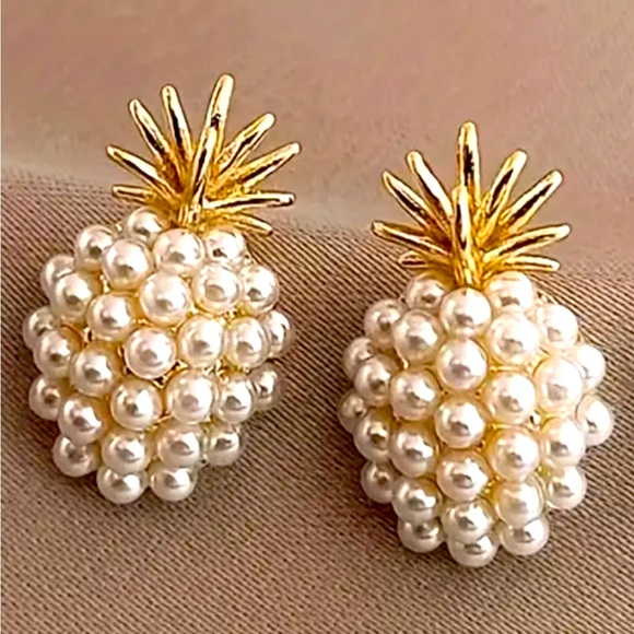 CUTE FAUX PEARL DECOR PINEAPPLE STUD EARRINGS - Picture 1 of 4